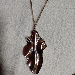 Long goldtone modern leaf necklace 🌿🍀